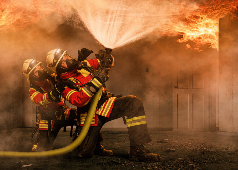 The firefighters wear respiratory protection to fight the fire, which protects them from toxic flue gases. Above you develops an ignition of hot smoke, also called flashover.